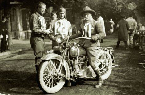 aroly_1926-ban_az_1200-as_harley-val_a_vii._svab-hegyi_verseny_gyoztese.jpg